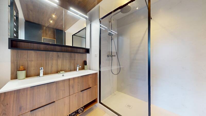 offrez-vous une douche moderne à levallois-perret : design contemporain, matériaux de qualité et installation professionnelle pour sublimer votre salle de bain.