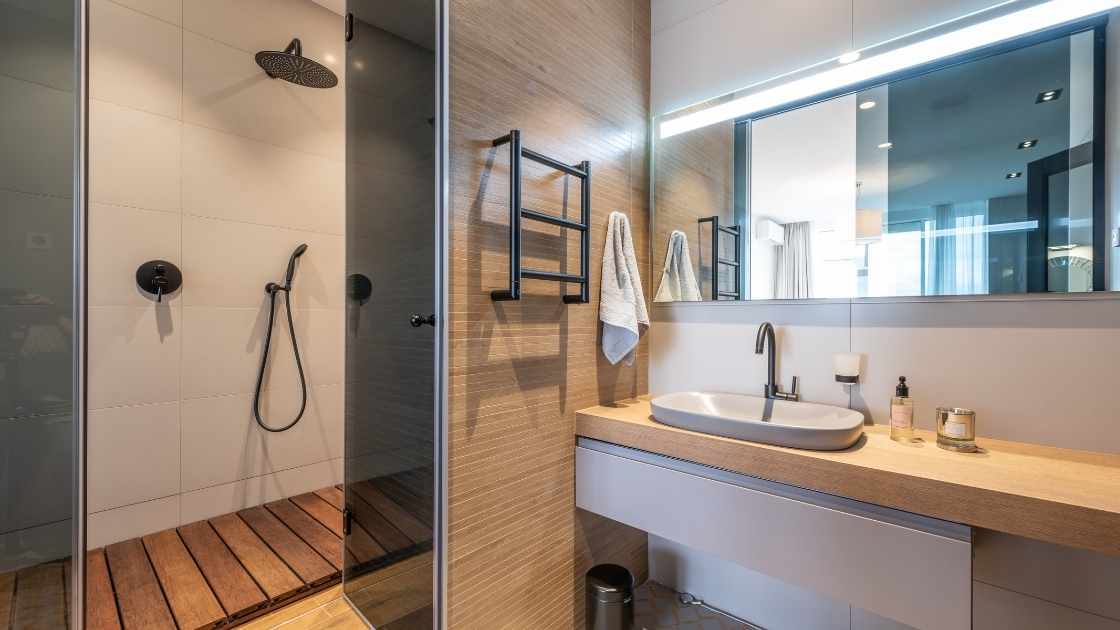 d&eacute;couvrez le prix au m&egrave;tre carr&eacute; pour un carreleur, les facteurs influen&ccedil;ant le tarif, ainsi que les conseils pour estimer le co&ucirc;t de vos travaux de carrelage en 2024.