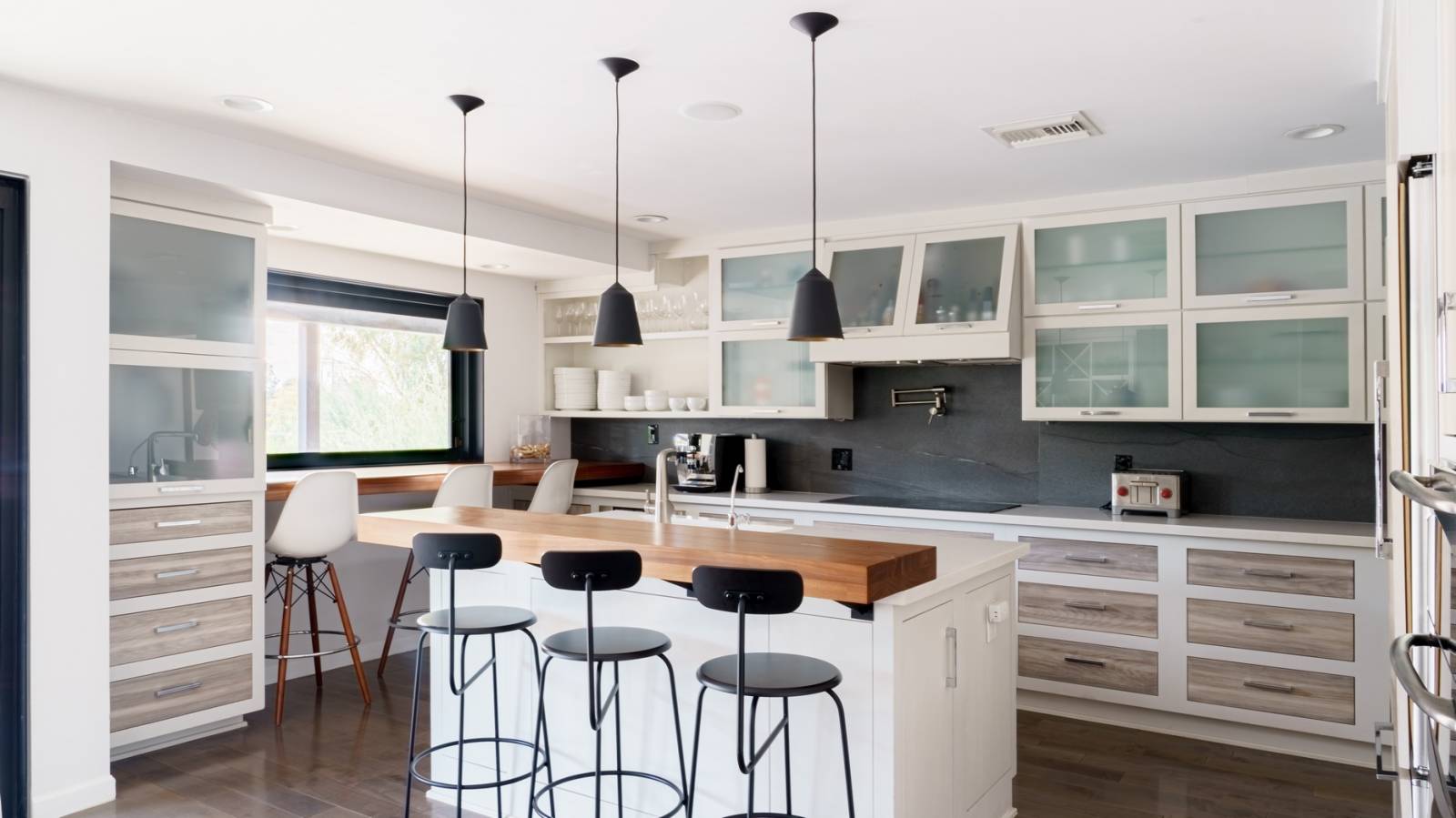 confiez la rénovation de votre cuisine à levallois à des experts ! modernisez votre espace avec des matériaux de qualité, un design personnalisé et des solutions sur-mesure. devis gratuit et accompagnement complet.