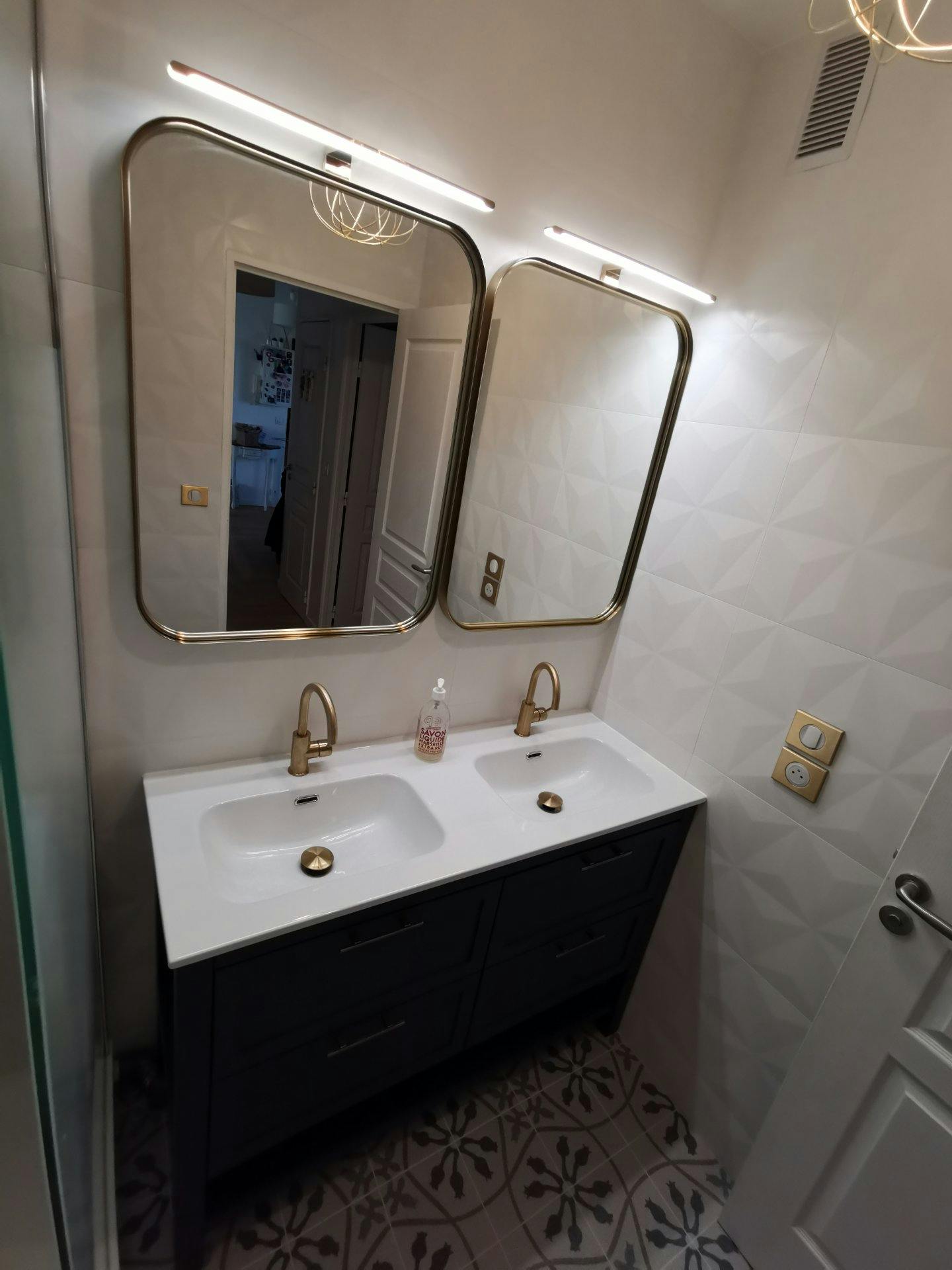 d&eacute;couvrez nos services de r&eacute;novation et travaux de salle de bain &agrave; levallois-perret : installation, am&eacute;nagement, modernisation et cr&eacute;ation sur-mesure. devis gratuit et intervention rapide.