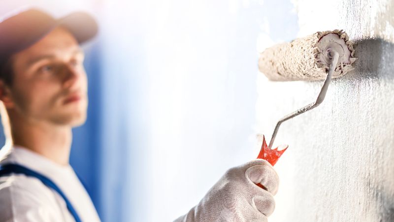 obtenez une estimation pr&eacute;cise du budget n&eacute;cessaire pour engager un peintre professionnel. d&eacute;couvrez les facteurs qui influencent le prix, des exemples de tarifs et des conseils pour optimiser vos d&eacute;penses de peinture.